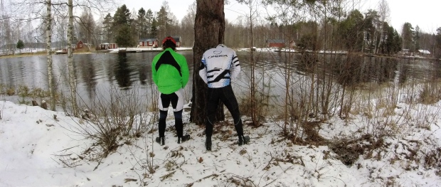 Elias och Joel kände verkligen att det var läge att kliva av cyklarna och inspektera stranden i Torsång lite närmare en dag.